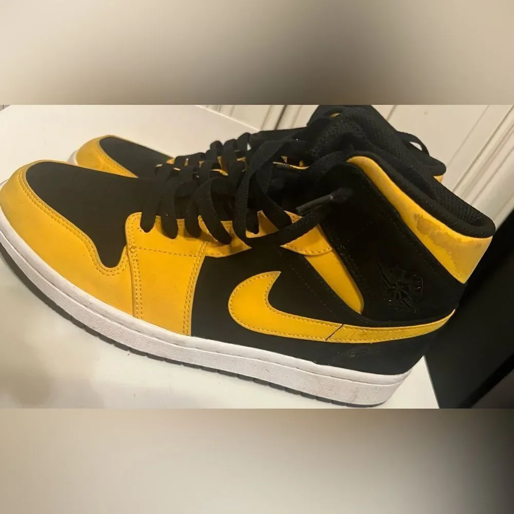 Nike Air Jordan 1 Mid Reverse New Love Size 8.5 554724-071
